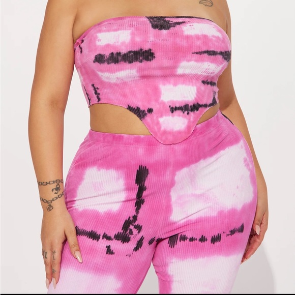 Cropped outfit it’s very stretchy - Picture 3 of 3